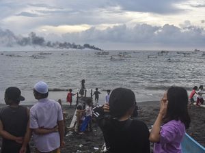 Kapal MT Kristin Terbakar, Pertamina Pasang Oil Boom-Kirim Tugboat Kapal MT Kristin Terbakar, Pertamina Pasang Oil Boom-Kirim Tugboat