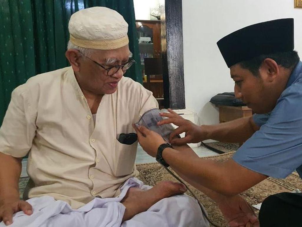 Gus Mus Beberkan Resep Menjaga Kebugaran Tubuh dengan Bahan Alami Gus Mus Beberkan Resep Menjaga Kebugaran Tubuh dengan Bahan Alami