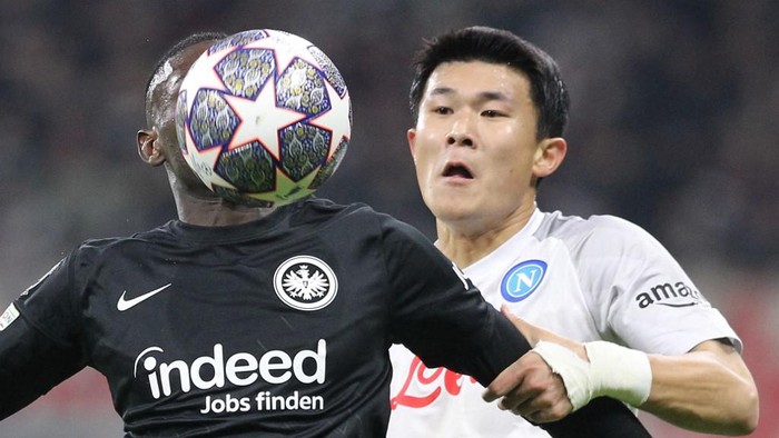 Frankfurts French forward Randal Kolo Muani and Napolis South Korean defender Min-jae Kim vie for the ball during the UEFA Champions League round of 16 first leg football match between Eintracht Frankfurt and SSC Napoli in Frankfurt, western Germany on February 21, 2023. (Photo by Daniel ROLAND / AFP)