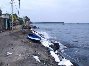 Abrasi Semakin Parah, Warga Bangun Senderan Darurat