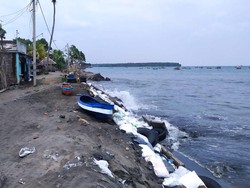 Abrasi Semakin Parah, Warga Bangun Senderan Darurat