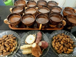 Nostalgia! Menyeruput Kopi Batok dan Jajan Rebusan di Kedai Kopi Tegal
