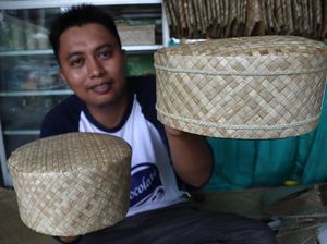 Melihat Pembuatan Kopiah Daun Pandan