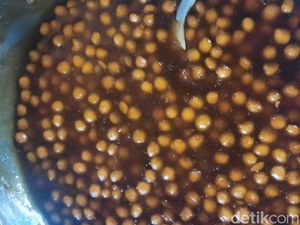 Lumer di Mulut! Biji Salak Karamel Takjil Favorit Warga Pangandaran