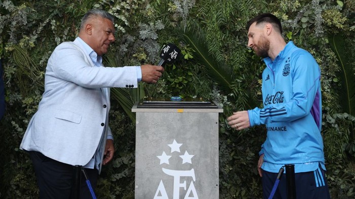 Lionel Messi mendapat penghormatan spesial dari Federasi Sepakbola Argentina (AFA). La Pulga diabadikan menjadi nama kompleks latihan Timnas Argentina, Sabtu 25 Maret 2023.