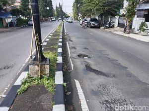 Bahaya! Lubang di Jalan Dago Bandung Bikin Gregetan