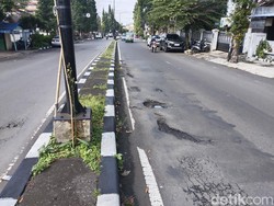 Bahaya! Lubang di Jalan Dago Bandung Bikin Gregetan