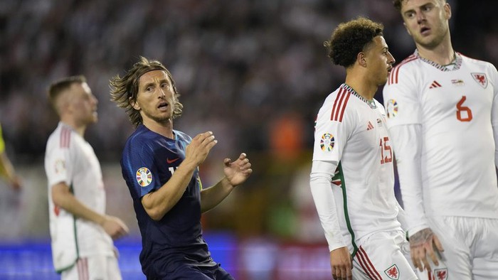 Croatias Luka Modric reacts after missing a scoring chance during the Euro 2024 group D qualifying soccer match between Croatia and Wales at the Poljud stadium in Split, Croatia, Saturday, March 25, 2023. (AP Photo/Darko Bandic)