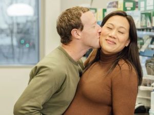 7 Potret Mark Zuckerberg Sambut Anak Ketiga, Spill Tipis soal Parenting