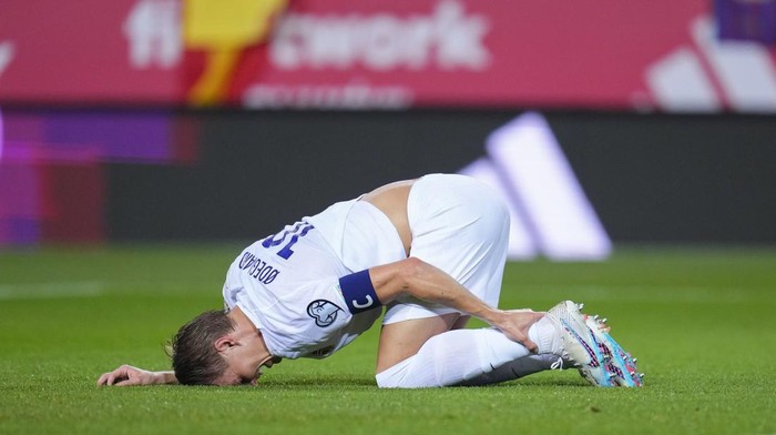Norways Martin Odegaard grimaces in pain during the Euro 2024 group A qualifying soccer match between Spain and Norway at La Rosaleda stadium in Malaga, Spain, Saturday, March 25, 2023. (AP Photo/Manu Fernandez)