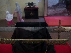 Melihat Pameran Artefak Peninggalan Nabi Muhammad di Masjid At-Tin