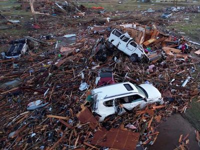 Mobil-mobil Jungkir Balik Diterjang Tornado di Mississippi