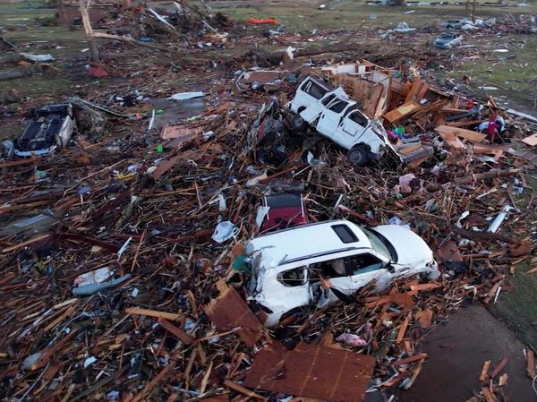Mobil-mobil Jungkir Balik Diterjang Tornado di Mississippi