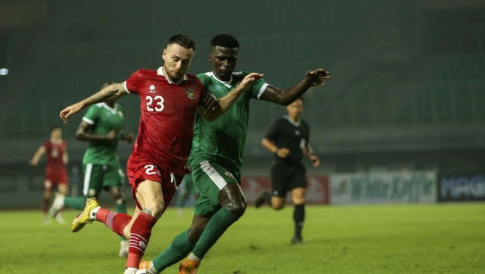 Momen Indonesia Hajar Burundi 3-1 Indonesia berhasil mengalahkan Burundi 3-1 dalam laga uji coba di kandang sendiri. Yakob Sayuri, Dendy Sulistyawan, dan Rizky Ridho tampil menjadi pahlawan kemenangan Garuda.