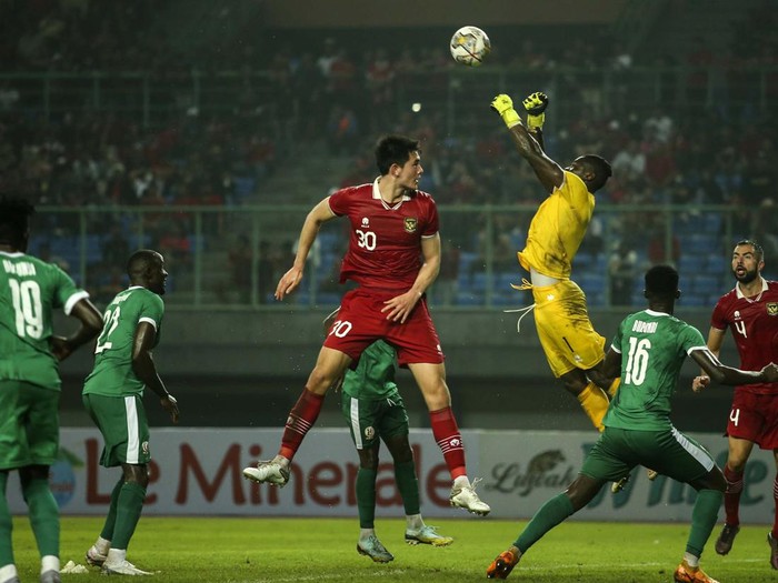 Indonesia berhasil mengalahkan Burundi 3-1 dalam laga uji coba di kandang sendiri. Yakob Sayuri, Dendy Sulistyawan, dan Rizky Ridho tampil menjadi pahlawan kemenangan Garuda.