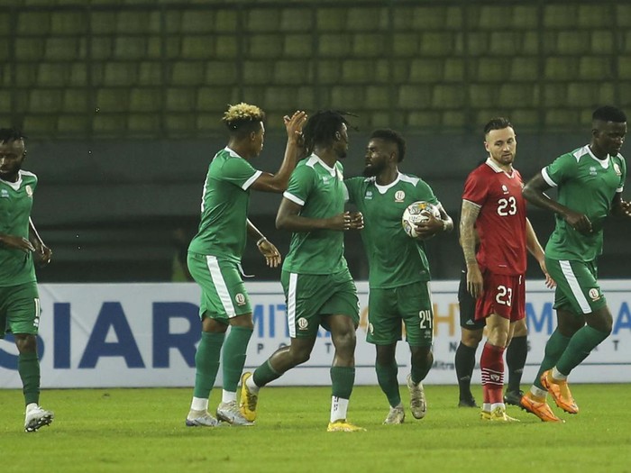 Indonesia berhasil mengalahkan Burundi 3-1 dalam laga uji coba di kandang sendiri. Yakob Sayuri, Dendy Sulistyawan, dan Rizky Ridho tampil menjadi pahlawan kemenangan Garuda.