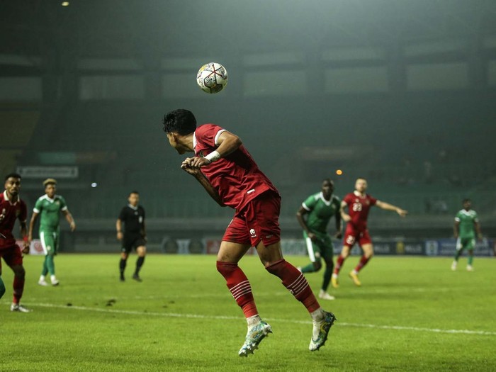 Indonesia berhasil mengalahkan Burundi 3-1 dalam laga uji coba di kandang sendiri. Yakob Sayuri, Dendy Sulistyawan, dan Rizky Ridho tampil menjadi pahlawan kemenangan Garuda.