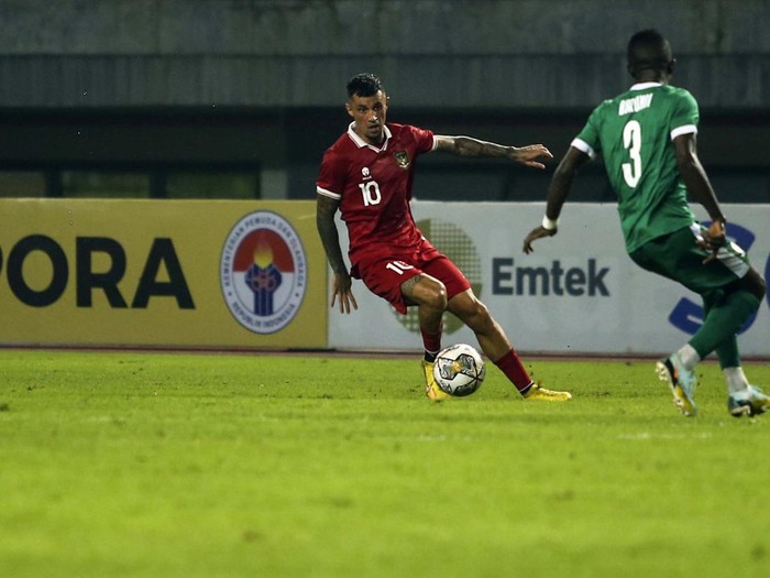 Indonesia berhasil mengalahkan Burundi 3-1 dalam laga uji coba di kandang sendiri. Yakob Sayuri, Dendy Sulistyawan, dan Rizky Ridho tampil menjadi pahlawan kemenangan Garuda.