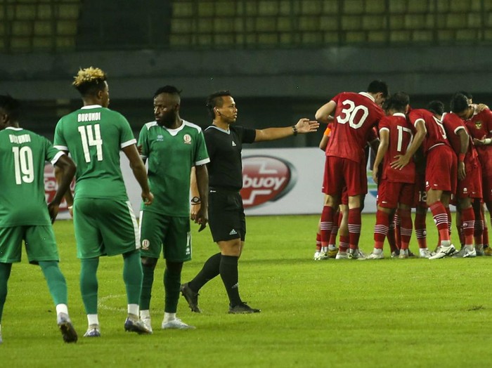 Indonesia berhasil mengalahkan Burundi 3-1 dalam laga uji coba di kandang sendiri. Yakob Sayuri, Dendy Sulistyawan, dan Rizky Ridho tampil menjadi pahlawan kemenangan Garuda.