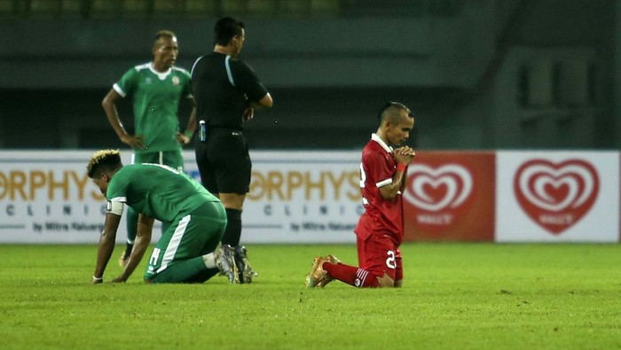 Momen Indonesia Hajar Burundi 3-1 Indonesia berhasil mengalahkan Burundi 3-1 dalam laga uji coba di kandang sendiri. Yakob Sayuri, Dendy Sulistyawan, dan Rizky Ridho tampil menjadi pahlawan kemenangan Garuda.