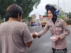 Bahagia Tukang Ojek Subang Dihampiri Polwan Cantik