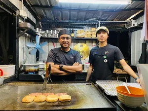 Mulia! Penjual Burger Kaki Lima Gratiskan Burger untuk Orang Tak Mampu Mulia! Penjual Burger Kaki Lima Gratiskan Burger untuk Orang Tak Mampu