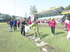 Jalankan Lisa Berdasi, Walkot Mojokerto Punguti Sampah Usai Kegiatan