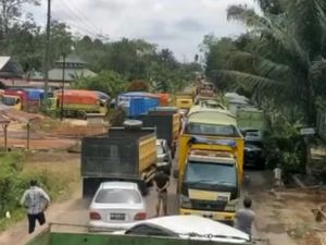 Penampakan Macet di Jambi, Aktivitas Batu Bara Dihentikan Lagi Penampakan Macet di Jambi, Aktivitas Batu Bara Dihentikan Lagi