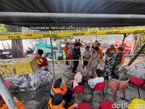 7 Perahu Karet Dikerahkan Cari Korban Hilang Perahu Tambang di Surabaya 7 Perahu Karet Dikerahkan Cari Korban Hilang Perahu Tambang di Surabaya