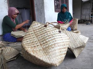 Pesanan Tas Parcel Daun Pandan Mulai Membeludak!