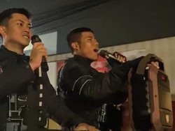 Cara Tak Biasa Polisi Bangunkan Warga Cimahi Saat Sahur