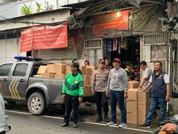 Detik-detik Polisi Gerebek Gudang Miras Berkedok Toko Sembako di Jakbar