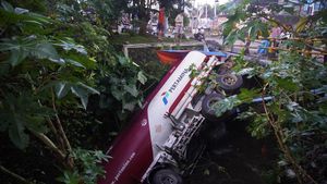 Potret Truk Tangki BBM Masuk Sungai di Malang