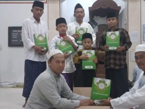 Giatkan Tadarus, PPP Wakafkan 10.000 Al-Quran ke Masjid-Musala