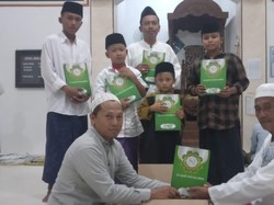 Giatkan Tadarus, PPP Wakafkan 10.000 Al-Quran ke Masjid-Musala