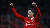 Raphael Varane pun disebut sebagai salah satu sosok berpengaruh di skuad MU. Salah satunya karena faktor pengalaman dan daya kepemimpinannya. Foto: Action Images via Reuters/JOHN SIBLEY