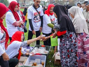 Relawan Ganjar Garut Gelar Bazar Sembako Murah-Berbagi Takjil di Jalan