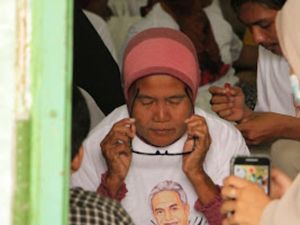 Relawan Ganjar Binjai Bagikan Kacamata Baca ke Ibu-ibu Pengajian