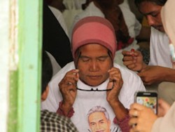 Relawan Ganjar Binjai Bagikan Kacamata Baca ke Ibu-ibu Pengajian