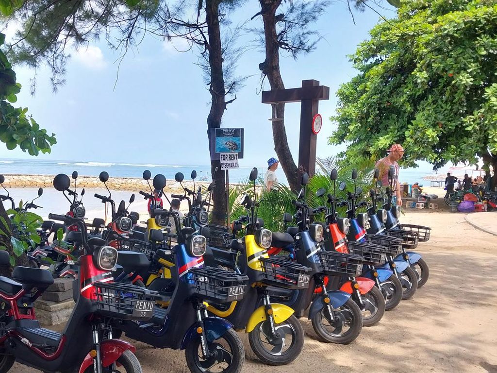 Sepeda Listrik di Pantai Sanur yang Layu Sebelum Berkembang Sepeda Listrik di Pantai Sanur yang Layu Sebelum Berkembang