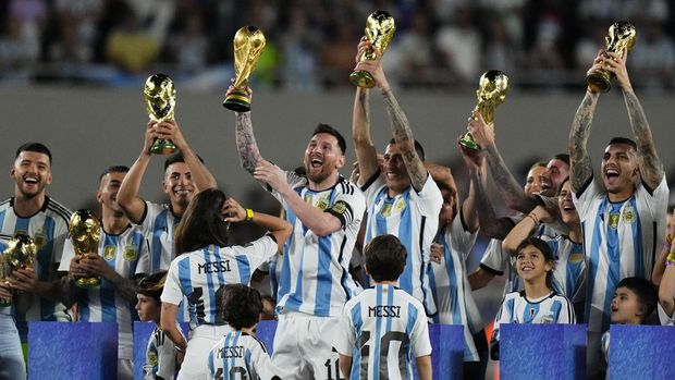 Argentina's Lionel Messi raises the winning team replica of the FIFA World Cup trophy during a celebration ceremony for local fans after an international friendly soccer match against Panama in Buenos Aires, Argentina, Thursday, March 23, 2023. (AP Photo/Natacha Pisarenko)