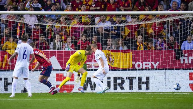Spain's Dani Olmo, second from left, scores his side's opening goal during the Euro 2024 group A qualifying soccer match between Spain and Norway at La Rosaleda stadium in Malaga, Spain, Saturday, March 25, 2023. (AP Photo/Manu Fernandez)