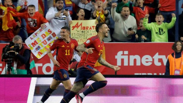 Soccer Football - UEFA Euro 2024 Qualifier - Group A - Spain v Norway - La Rosaleda Stadium, Malaga, Spain - March 25, 2023 Spain's Joselu celebrates scoring their third goal with Yeremy Pino REUTERS/Jon Nazca