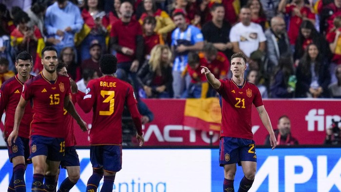 Spains Dani Olmo, right, celebrates scoring his sides opening goal during the Euro 2024 group A qualifying soccer match between Spain and Norway at La Rosaleda stadium in Malaga, Spain, Saturday, March 25, 2023. (AP Photo/Manu Fernandez)