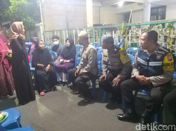 Isak Tangis Iringi Pemakaman Korban Tewas Perahu Tambang di Surabaya