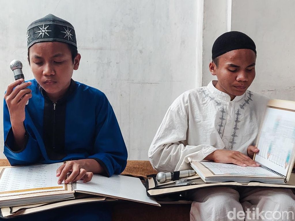 Senyum Tuna Netra di Cimahi Dapat Hadiah Al-Quran Braille Digital