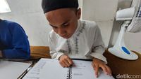 Semringah Tuna Netra di Cimahi Dapat Hadiah Al-Quran Digital Braille