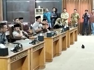 Anggota DPRD Tebo Lempar Mikrofon yang Mati saat Rapat Paripurna