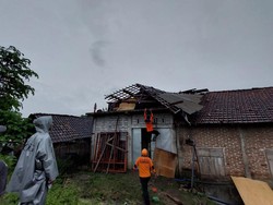 Hujan Deras 5 Jam Disertai Angin Kencang Rusak 7 Rumah Warga Blitar