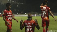 Bermain dengan 10 pemain, Bali United malah mampu menggandakan keunggulan. Jean Befolo Privat sukses menyambut assist Ramdani Lestaluhu menjadi gol.